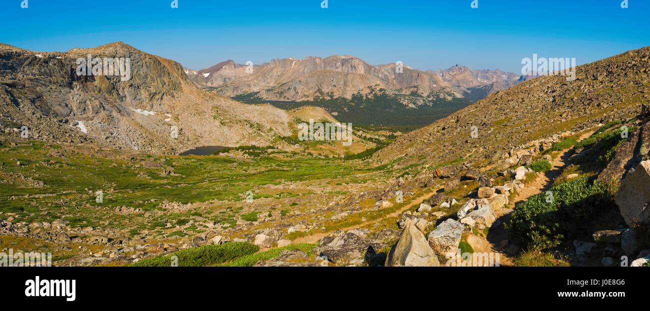 Matin sur le sentier au-dessus des oreilles ours peu valentine lake, forêt nationale de Shoshone, gamme de Wind River, dans le Wyoming. Banque D'Images