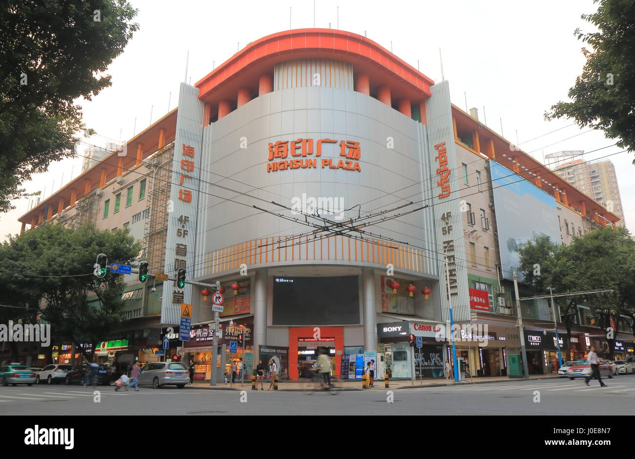 Personnes visitent Highsun Plaza à Guangzhou en Chine. Highsun Plaza est un centre commercial situé dans le quartier commerçant de Haiyin. Banque D'Images