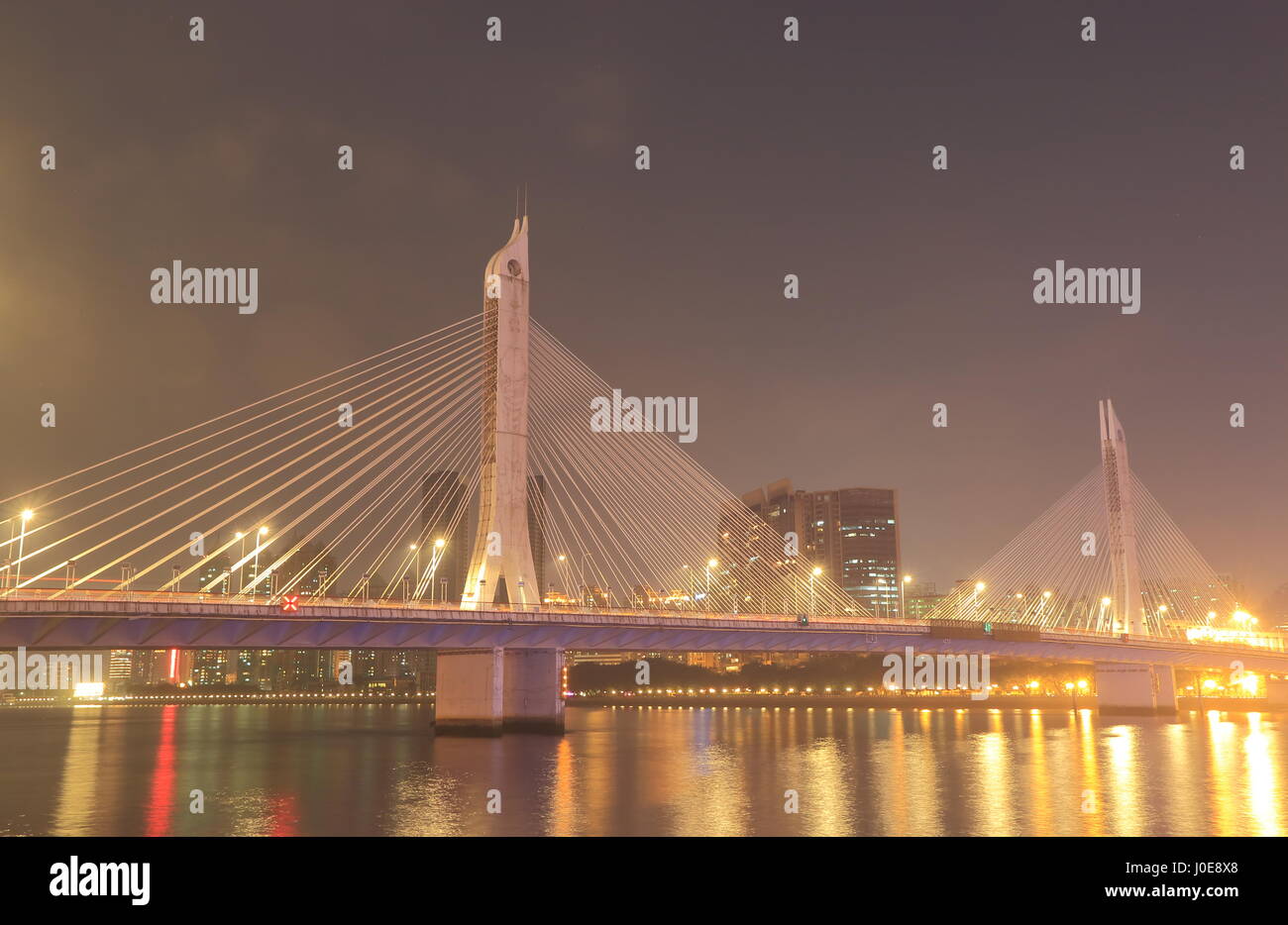 Pont rivière Donghu nuit paysage urbain à Guangzhou en Chine. Banque D'Images