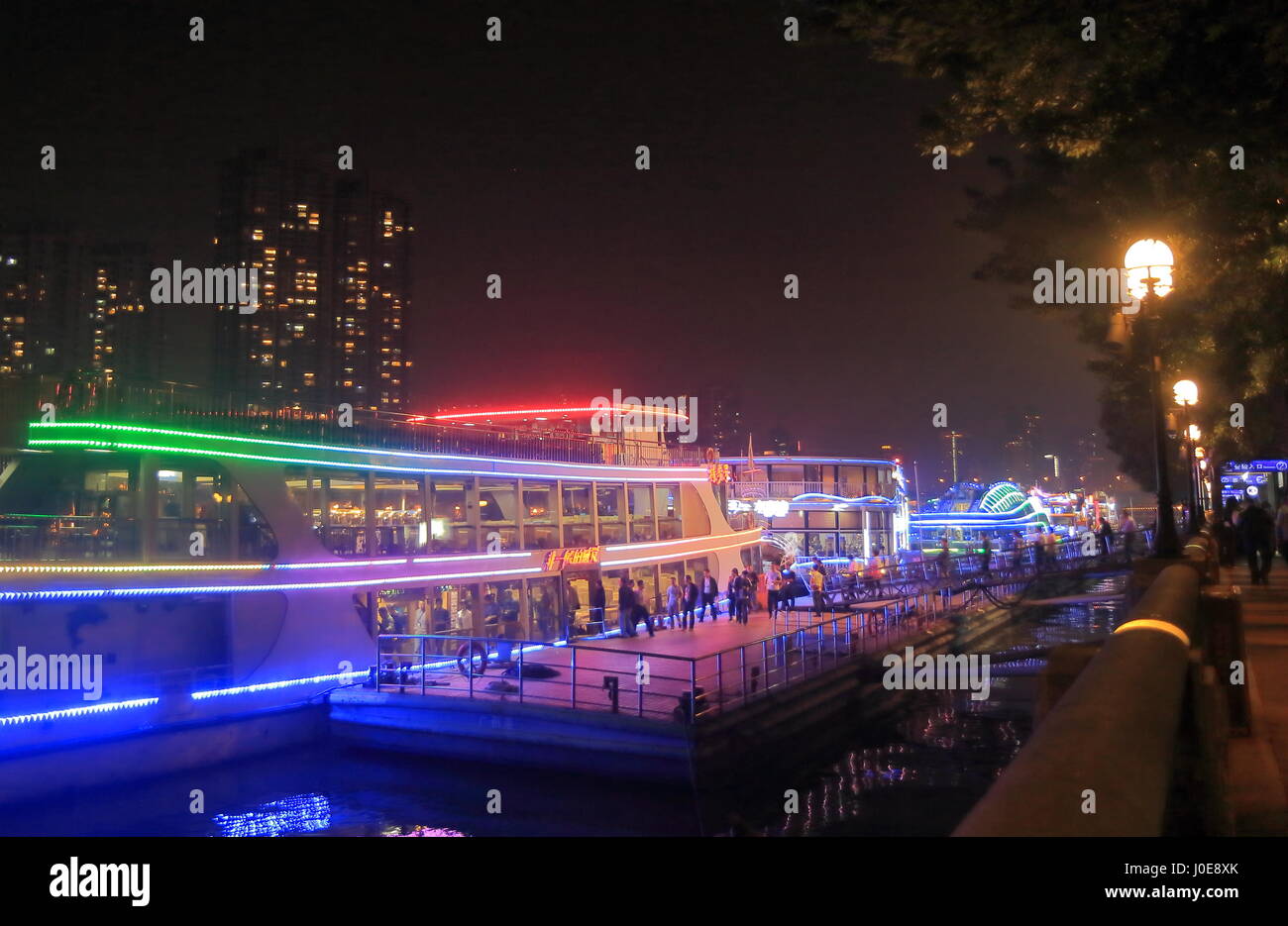 Les gens prennent Zhujiang river cruise à Guangzhou en Chine. Banque D'Images