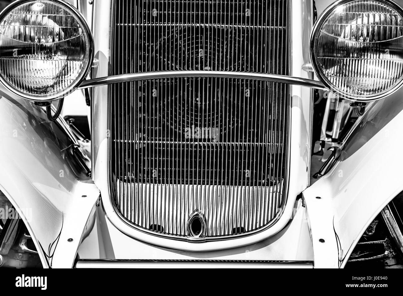 La calandre et les phares d'une automobile d'époque. Banque D'Images