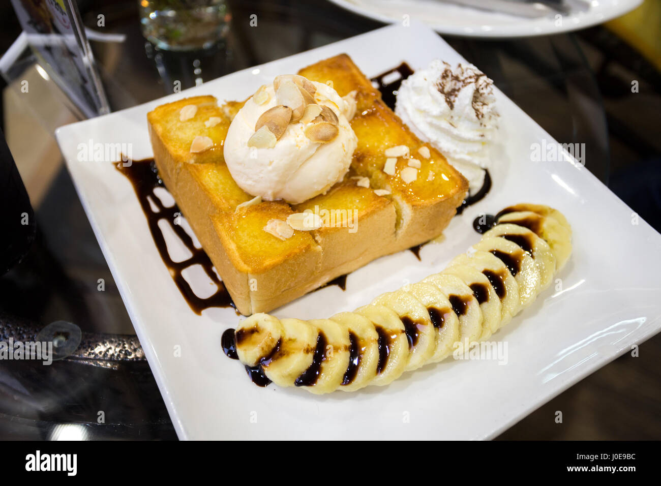 Gaufre banane avec de la crème glacée sur le dessus Banque D'Images