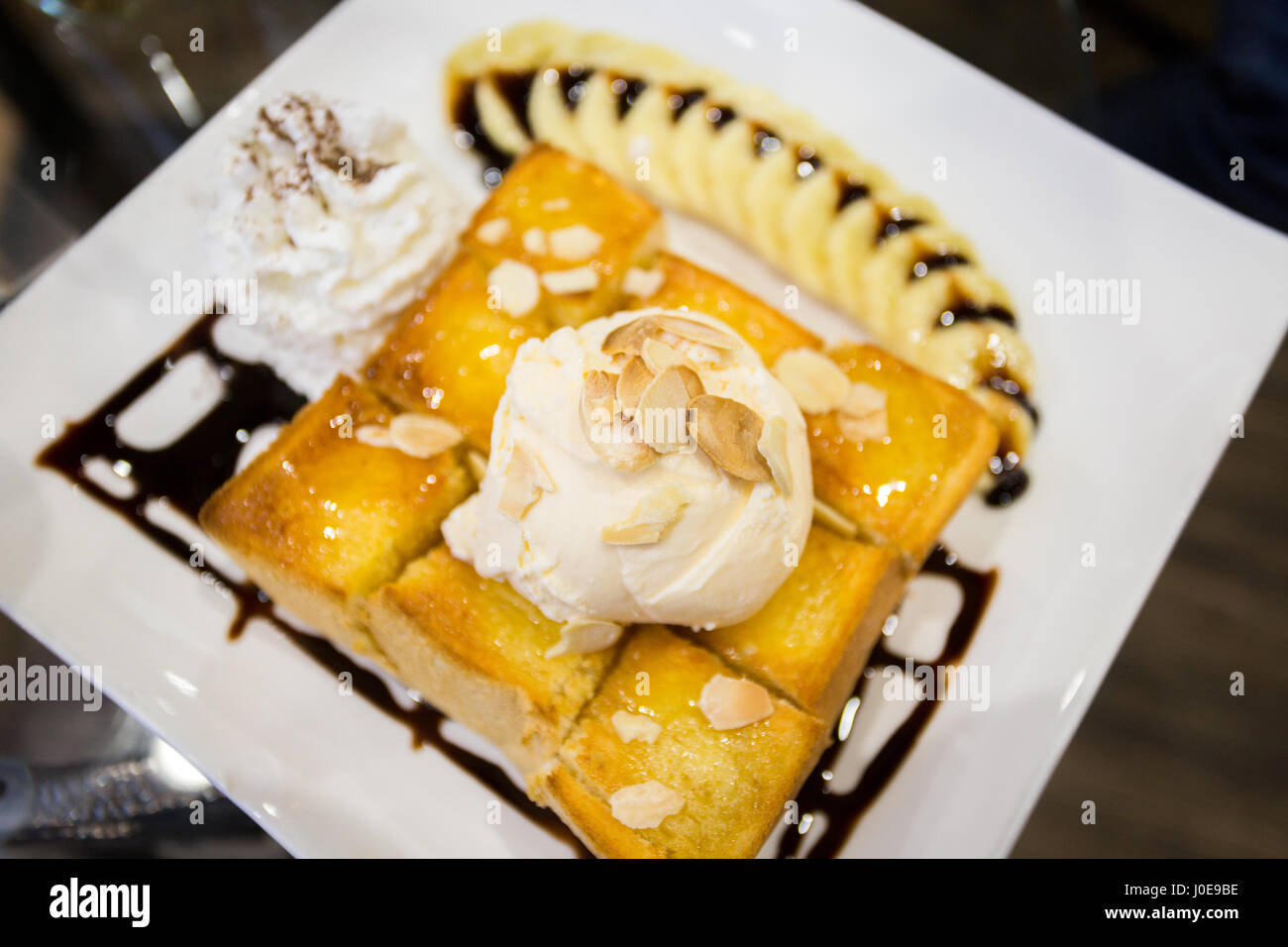 Gaufre banane avec de la crème glacée sur le dessus Banque D'Images