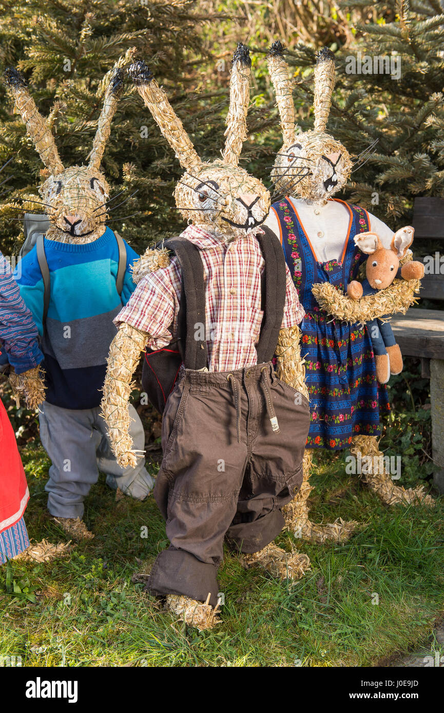 Lapins de Pâques comme des poupées de paille, les écoliers aux enseignants dans l'école de lapin, Niederneuching-Ottenhofen, Haute-Bavière, Bavière Banque D'Images