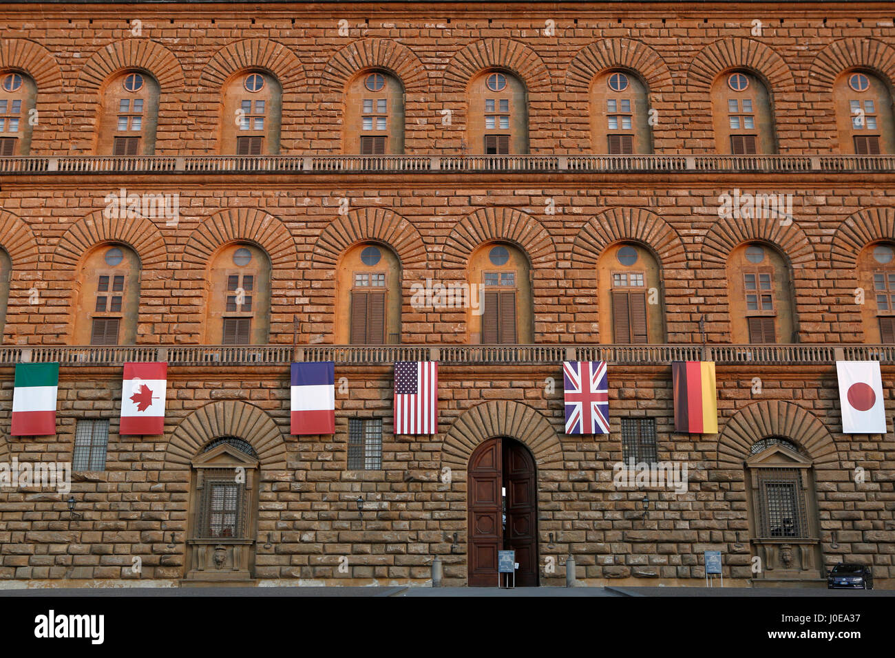 Les drapeaux des pays du G7 au Palazzo Pitti, sommet G7 avril 2017, Florence, Toscane, Italie Banque D'Images