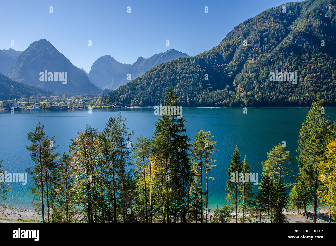 Le lac Achensee, également appelé "fjord des Alpes", est situé dans la région de Jenbach et est le plus grand lac du Tyrol. Banque D'Images