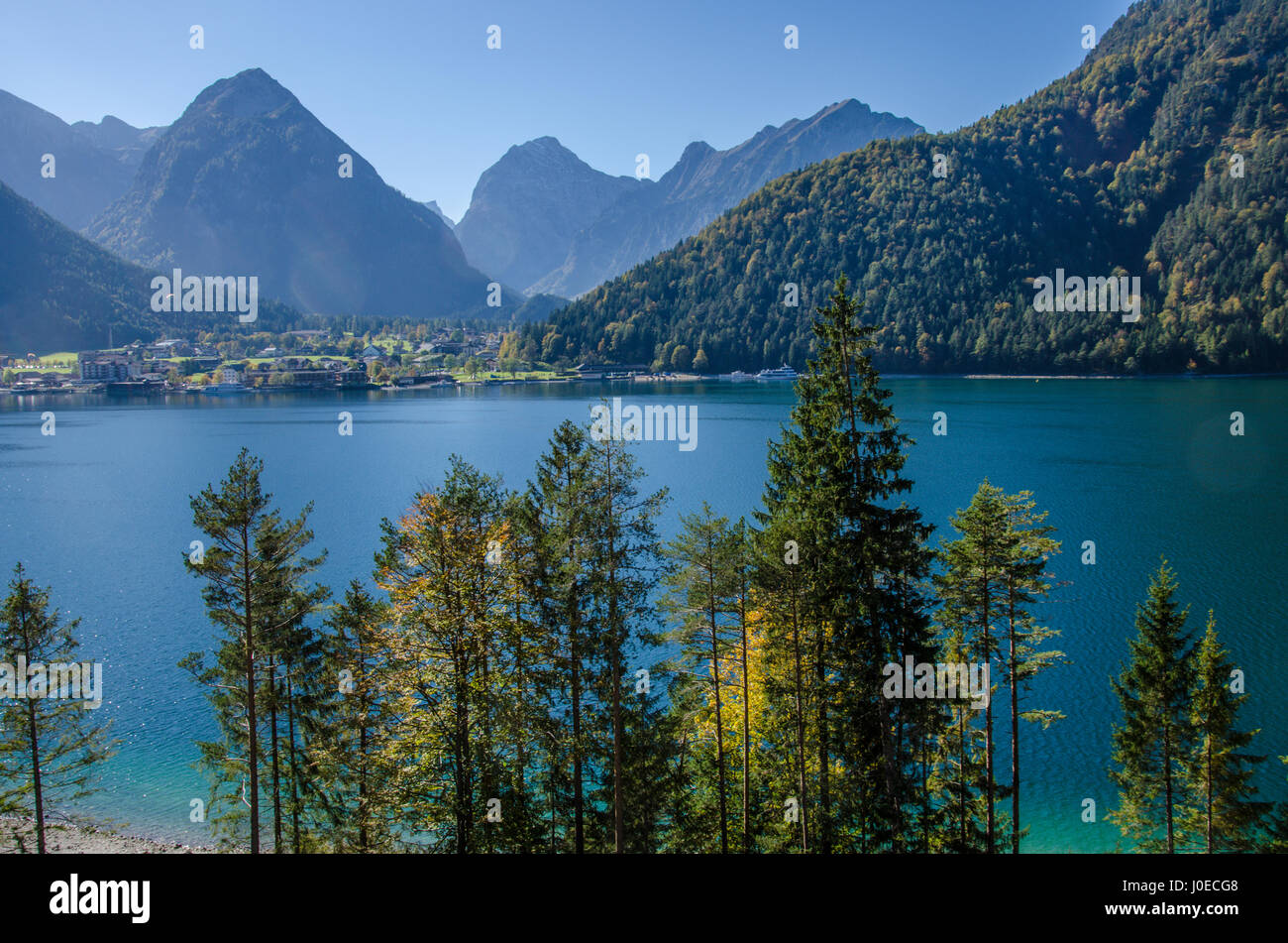 Le lac Achensee, également appelé "fjord des Alpes", est situé dans la région de Jenbach et est le plus grand lac du Tyrol. Banque D'Images