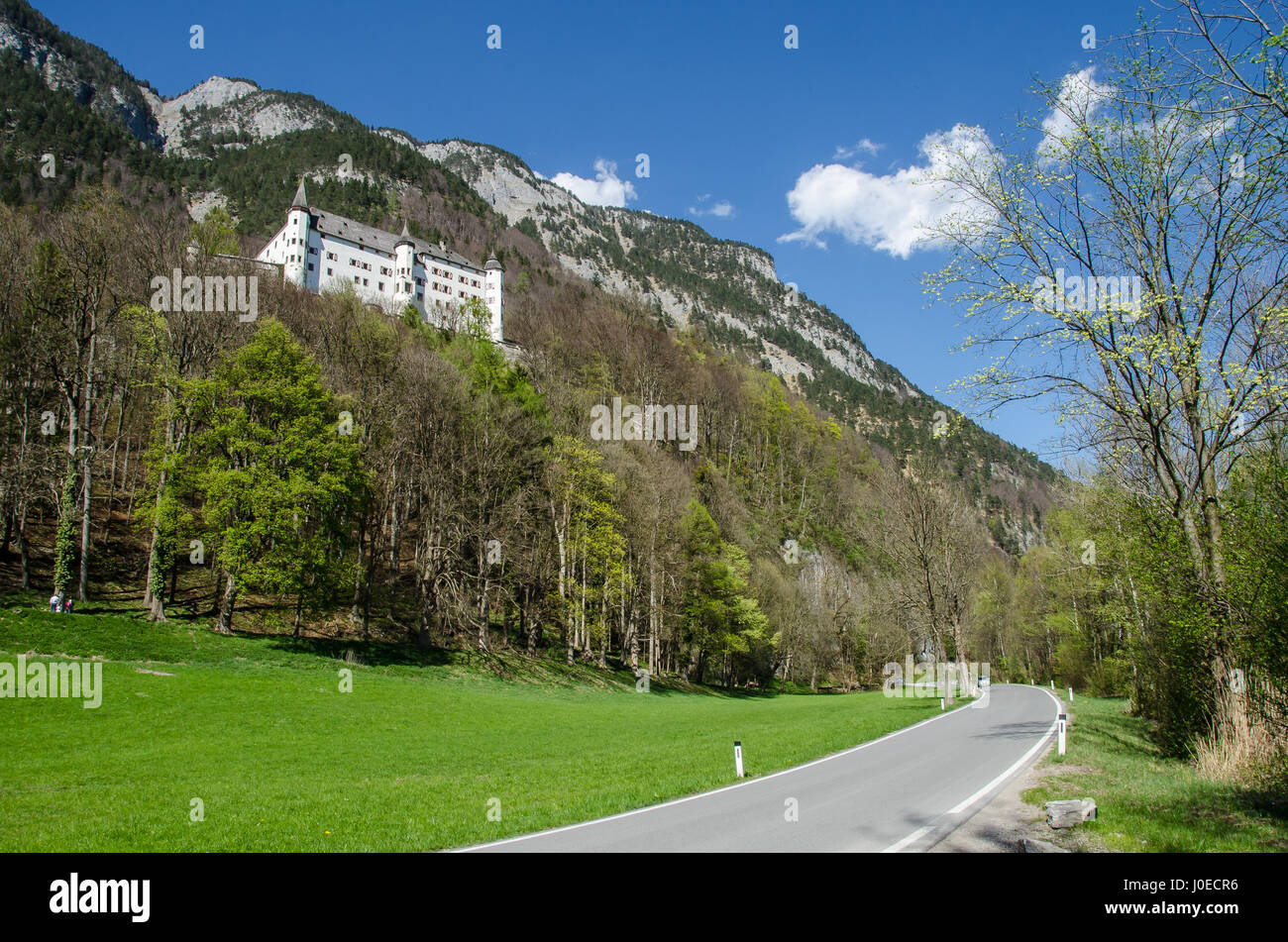 Le Château de Tratzberg à Stans, un joyau parmi les châteaux en Autriche, a été construit en l'année 1500, au-dessus de la vallée de l'Inn. Banque D'Images