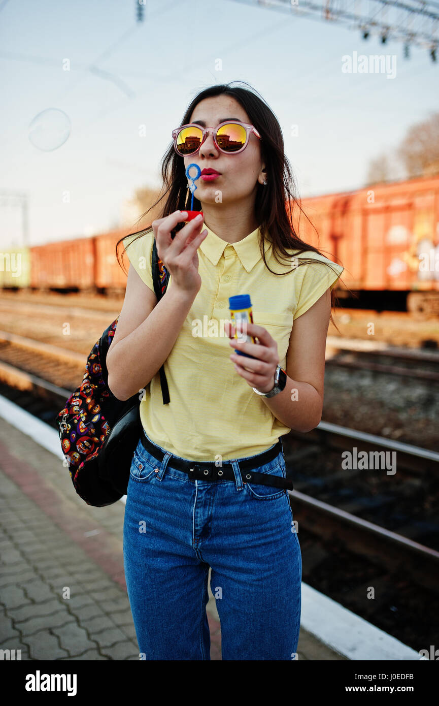 Portrait teenage girl wearing sneakers Banque de photographies et d'images  à haute résolution - Alamy