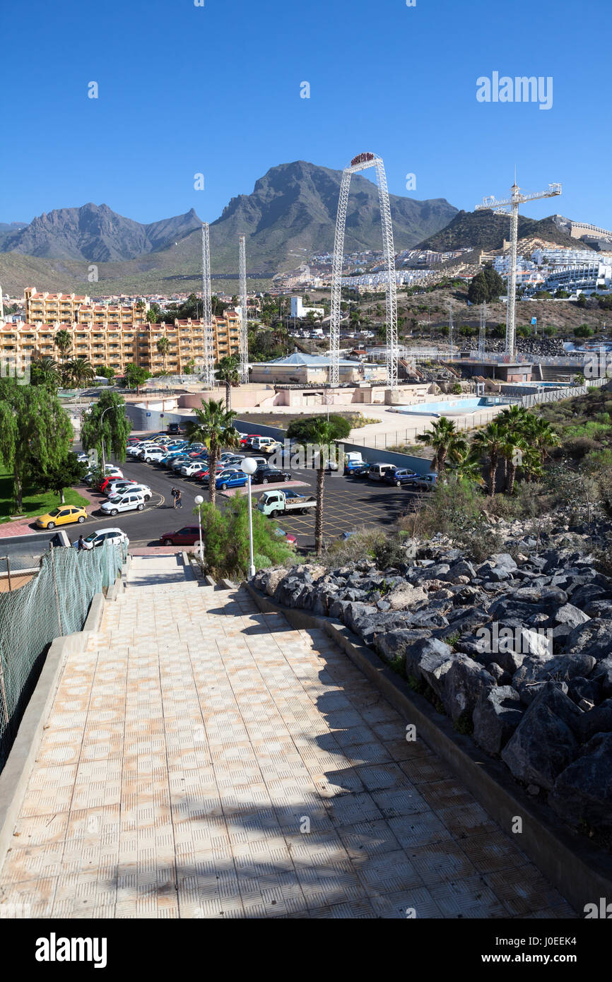 COSTA ADEJE, Tenerife, Espagne-circa 2016, JAN : aire de stationnement est à proximité de la ville côtière. Costa Adeje est une petite station balnéaire dans le sud de l'île Banque D'Images
