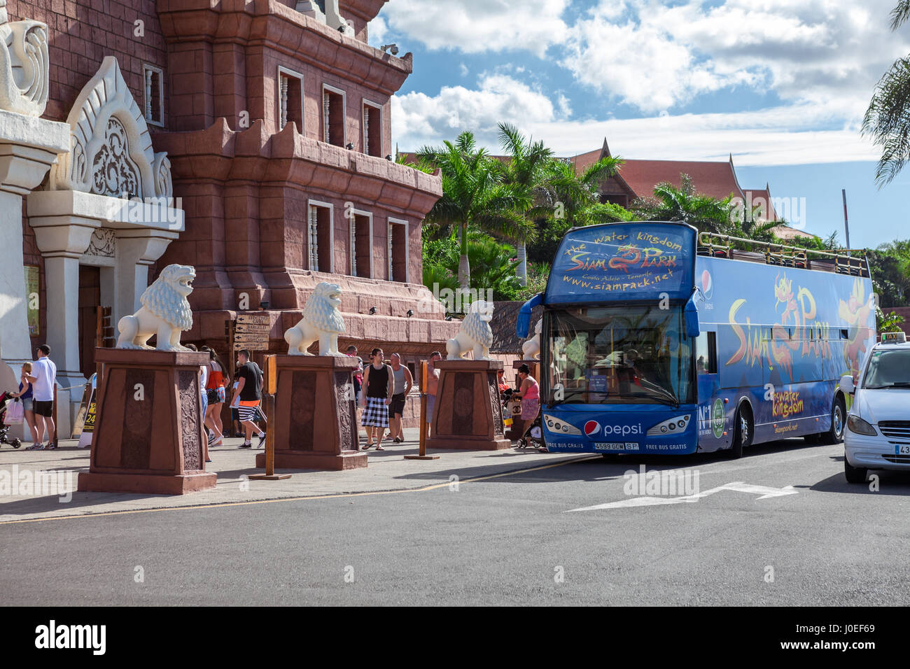 COSTA ADEJE, Tenerife, Espagne - circa 2016, JAN : les gens à sortir du bus et aller à l'entrée du parc aquatique Siam. Service de bus régulier des grands resorts. Le S Banque D'Images