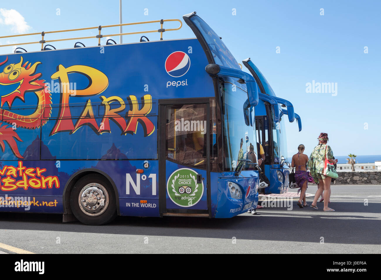 COSTA ADEJE, Tenerife, Espagne - CIRCA JAN, 2016 : le bus est près de l'entrée du parc aquatique Siam. Service régulier de bus pour se rendre au parc aquatique SIam à partir de grands tou Banque D'Images