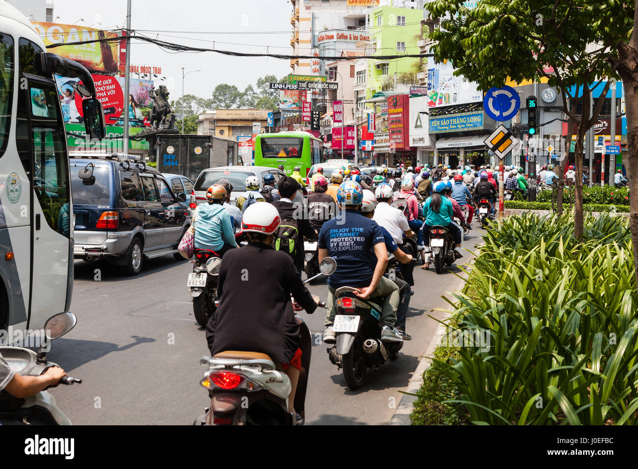 Ho Chi Minh Ville (Saigon), Vietnam - 7 mars 2017 : un fort trafic sur la rue. Scooter est le plus populaire moyen de transport au Vietnam. Banque D'Images