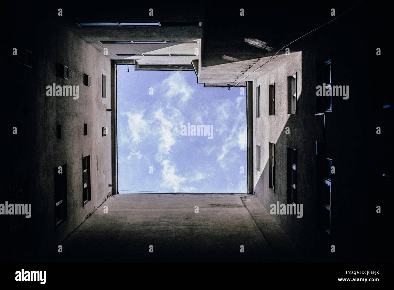 Vue de la cour intérieure du ciel à partir de certains à Budapest, Hongrie. Banque D'Images