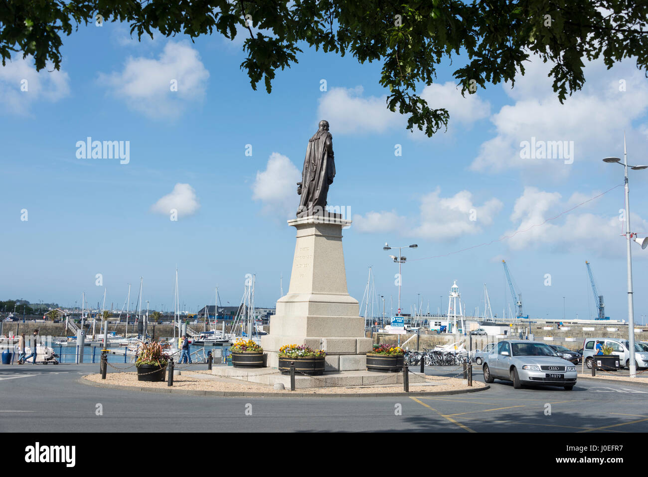 Une statue de bronze de Prince Albert monté sur un piédestal de granit de Cornouailles face à Albert Pier et Victoria Marina à St Peter Port, Guernsey dans la Channe Banque D'Images