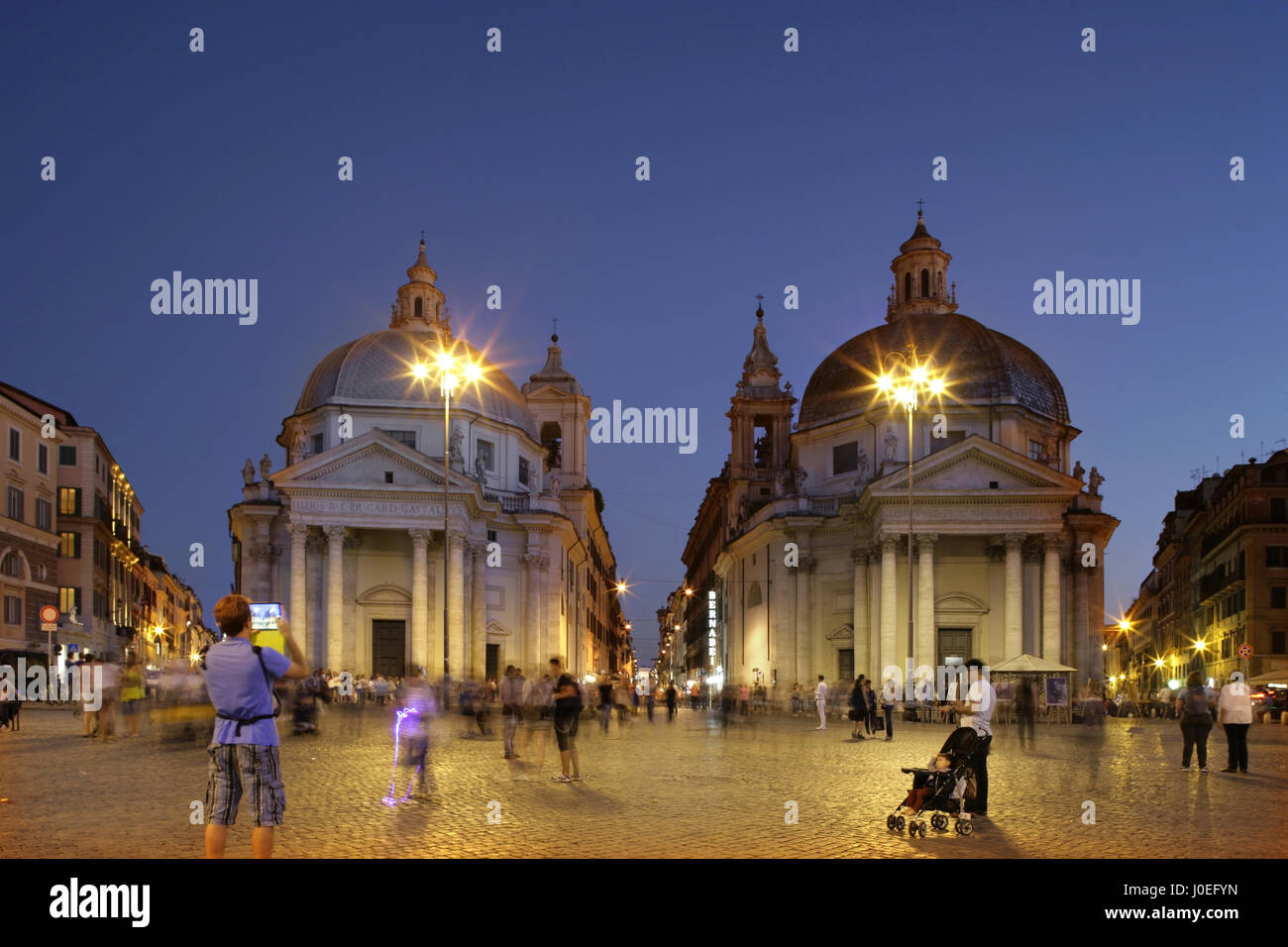 Piazza del Popolo, Rome, Italie, avec le Santa Maria in Montesanto (l) et Chiesa di Santa Maria dei Miracoli (r). Banque D'Images