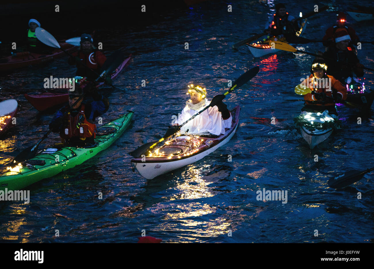 Des centaines de rameurs sont kayak et la célébration de l'événement annuel d'hiver Saint Lucy's Day dans les canaux de Copenhague. L'événement est organisé par K Banque D'Images