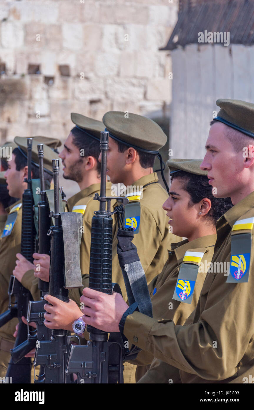 Jérusalem, Israël. 10 Décembre, 2009. Les soldats des FDI jurer allégeance au Mur occidental. Banque D'Images