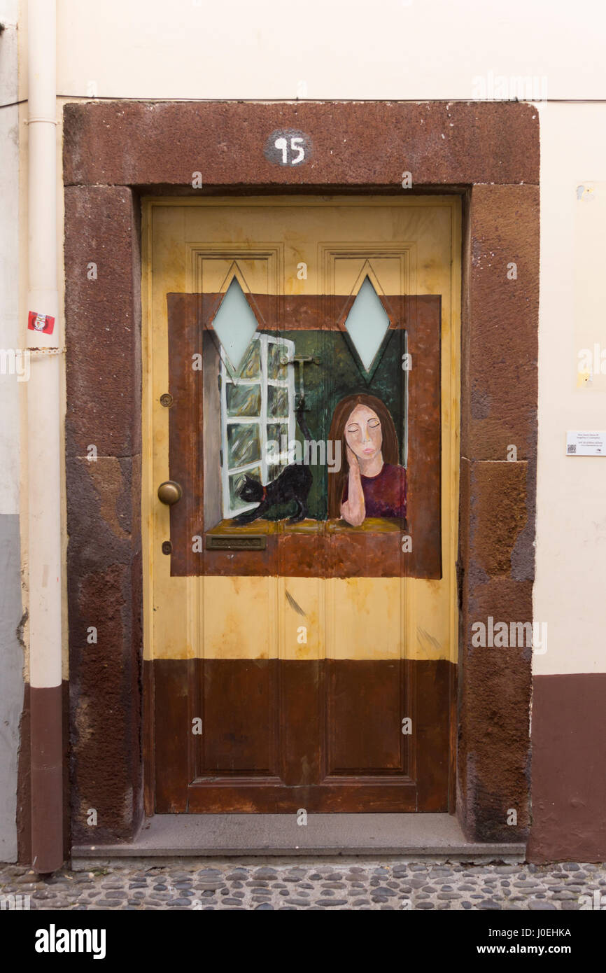 Une peinture d'une femme endormie et un chat ; une partie d'une série de portes peintes de l''Art de Ouvrir des portes", Funchal, Madère Banque D'Images