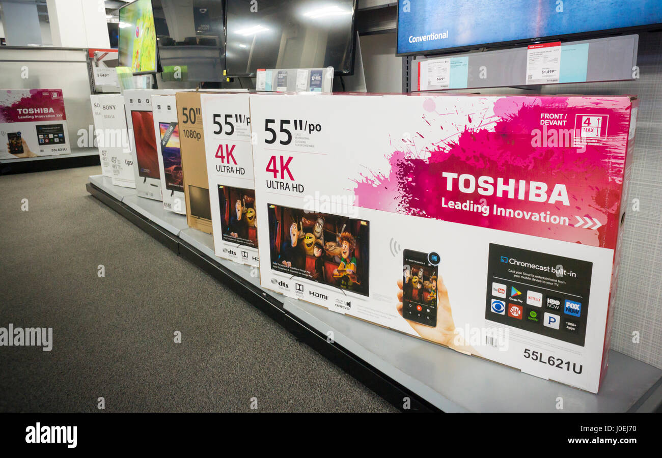 Boîtes de marque Toshiba télévision à écran plat dans un magasin Best Buy à New York le mardi, Avril 11, 2017. Toshiba a annoncé que les pertes associées à sa filiale d'énergie nucléaire, Westinghouse Electric, peuvent être suffisantes pour empêcher l'entreprise de continuer. (© Richard B. Levine) Banque D'Images