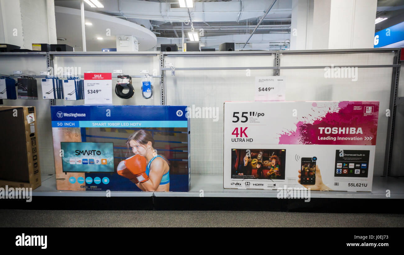 Boîtes de marque Toshiba télévision à écran plat dans un magasin Best Buy à New York le mardi, Avril 11, 2017. Toshiba a annoncé que les pertes associées à sa filiale d'énergie nucléaire, Westinghouse Electric, peuvent être suffisantes pour empêcher l'entreprise de continuer. La Westinghouse la télévision n'est pas liées à Toshiba et est produit par une autre société sous licence. (© Richard B. Levine) Banque D'Images