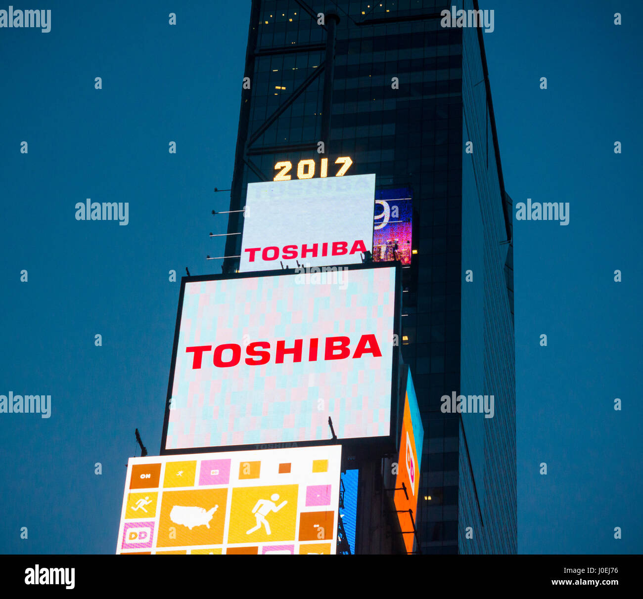 Le signe s'allume d'un Toshiba Times Square à New York le mardi, Avril 11, 2017. Toshiba a annoncé qu'il y a des 'incertitude' si l'entreprise peut poursuivre en citant les pertes qui résultent de la Westinghouse Electric division nucléaire. (© Richard B. Levine) Banque D'Images