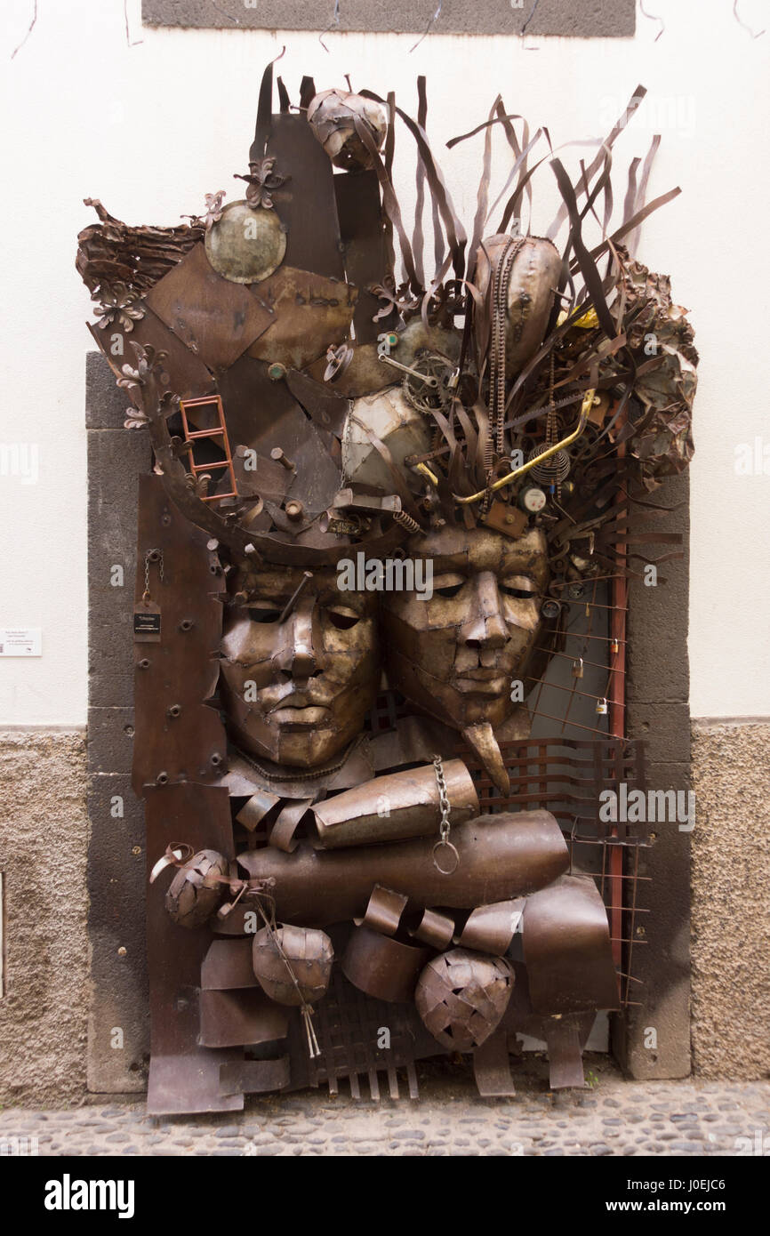 Scrap Metal sculpture ; partie d'une série de portes peintes de l''Art de Ouvrir des portes", Funchal, Madère Banque D'Images