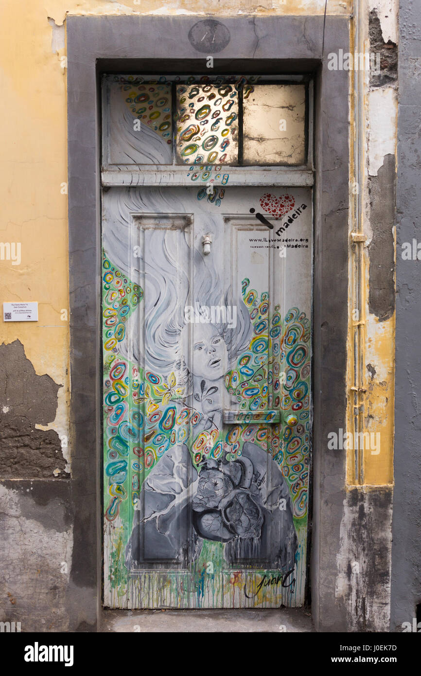Une peinture abstraite ; partie d'une série de portes peintes de l''Art de Ouvrir des portes", Funchal, Madère Banque D'Images