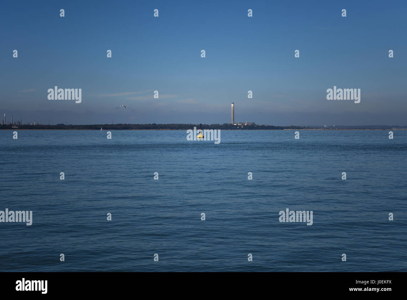 Eaux calmes et de ciel bleu, une vue sur le Solent de l'île de Wight, célèbre pour la semaine de Cowes régate. Station d'alimentation hors service. Banque D'Images