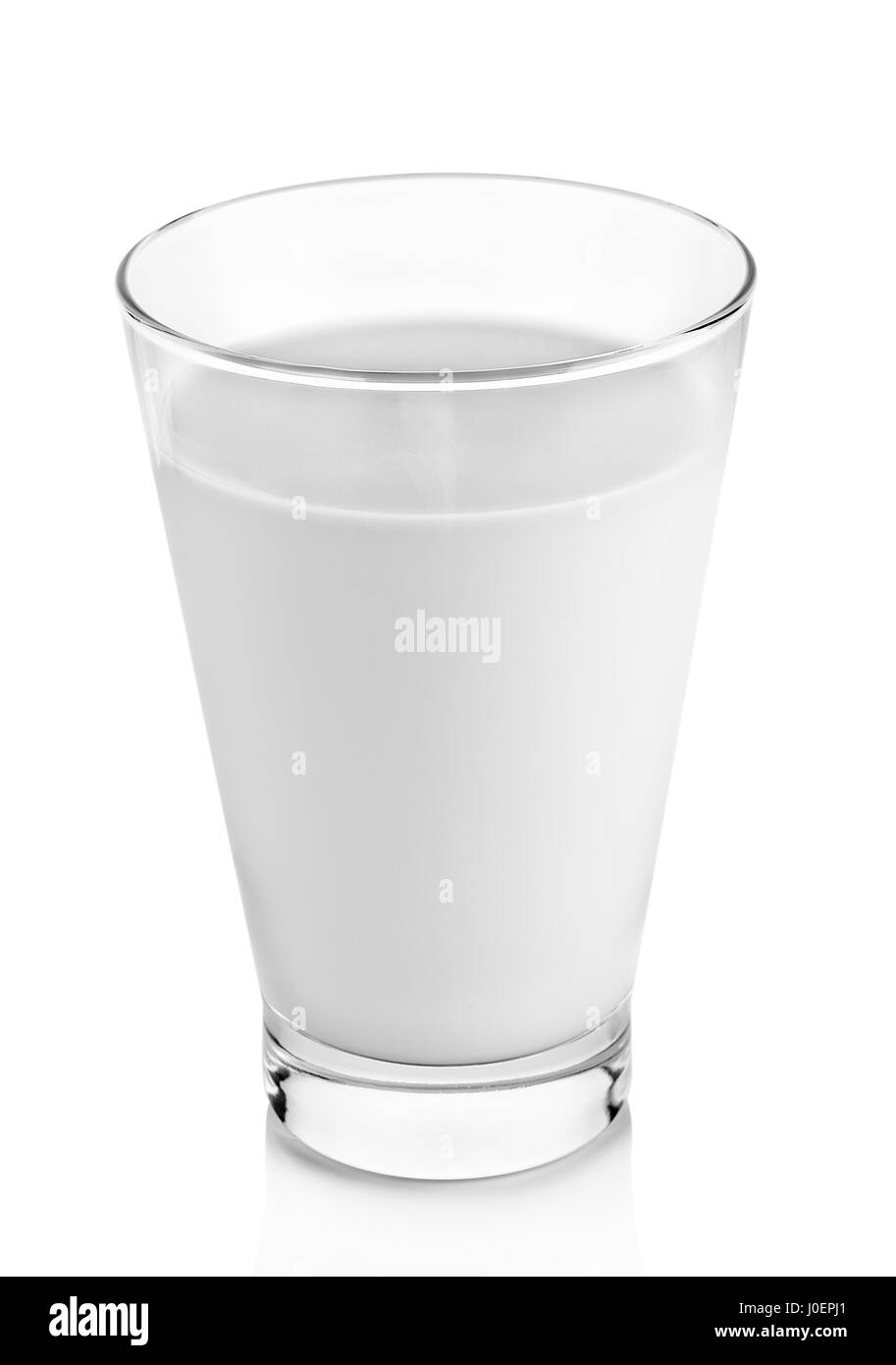 Du lait frais dans le verre sur fond blanc. Banque D'Images