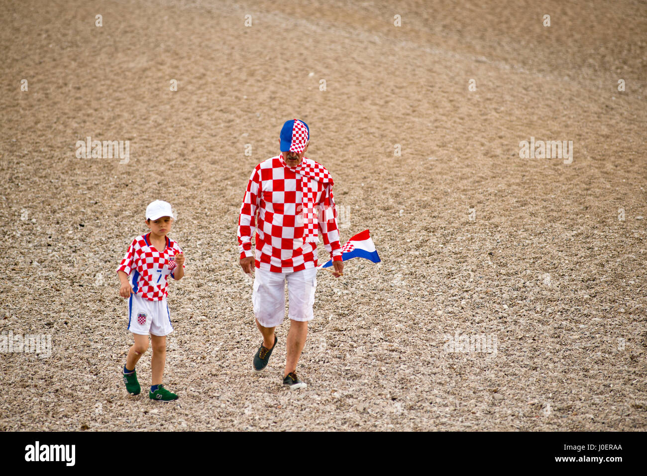 Grand-père et petit-fils de célébrer l'équipe de football croate gagner à l'Euro Cup Banque D'Images