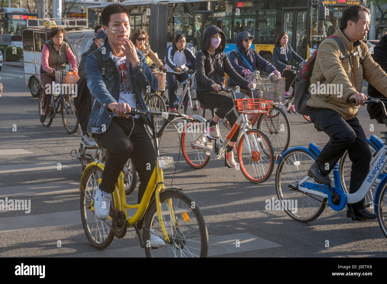 Les gens utilisent des vélos-partage à Beijing, Chine. 11-Apr-2017 Banque D'Images