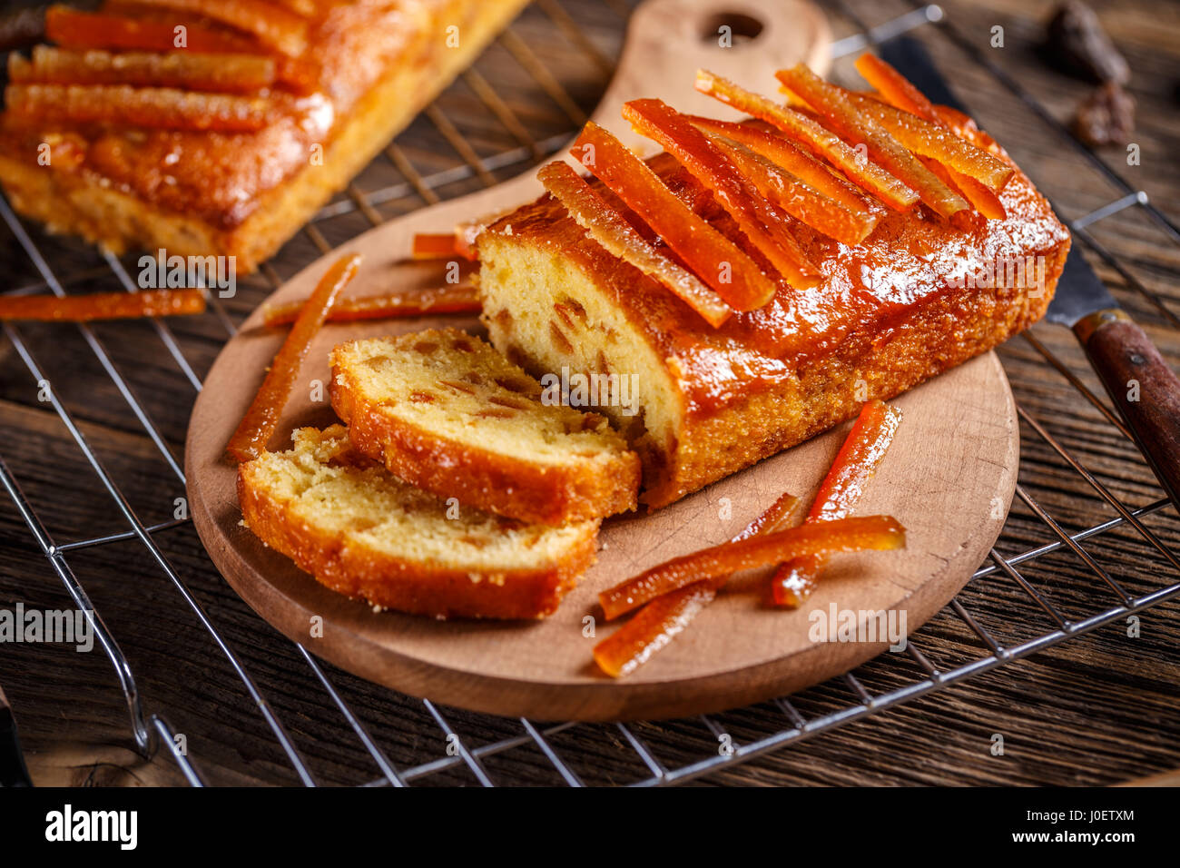 Pain aux fruits doux caramélisé avec le zeste d'orange Banque D'Images