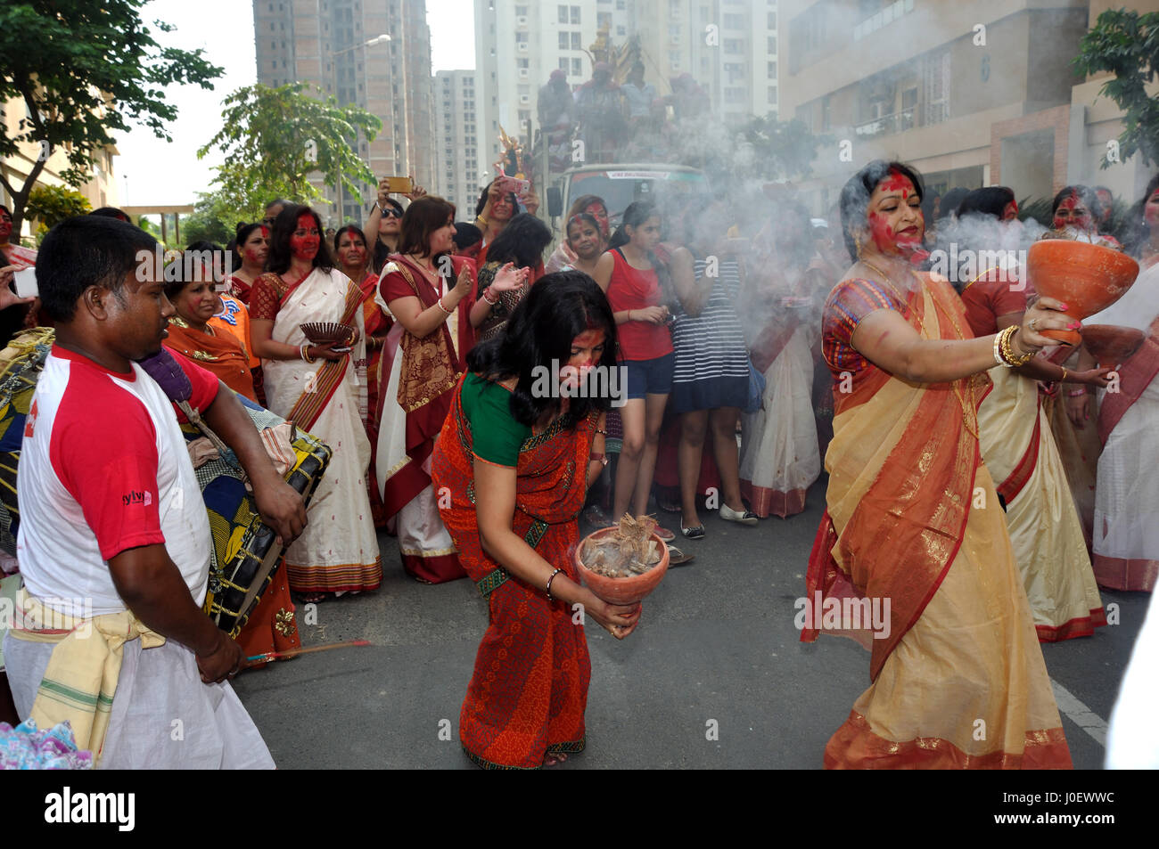 Les femmes danser la Déesse Durga célébration d'immersion, Kolkata, Bengale occidental, Inde, Asie Banque D'Images