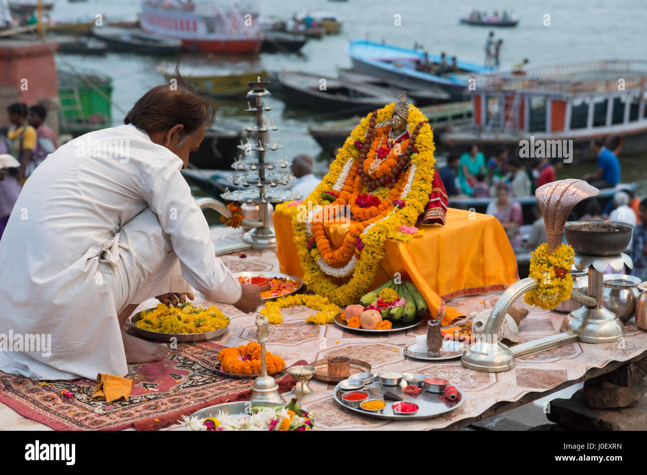 Man performing pooja, dashashwamedh Ghat, Varanasi, Uttar Pradesh, Inde, Asie Banque D'Images