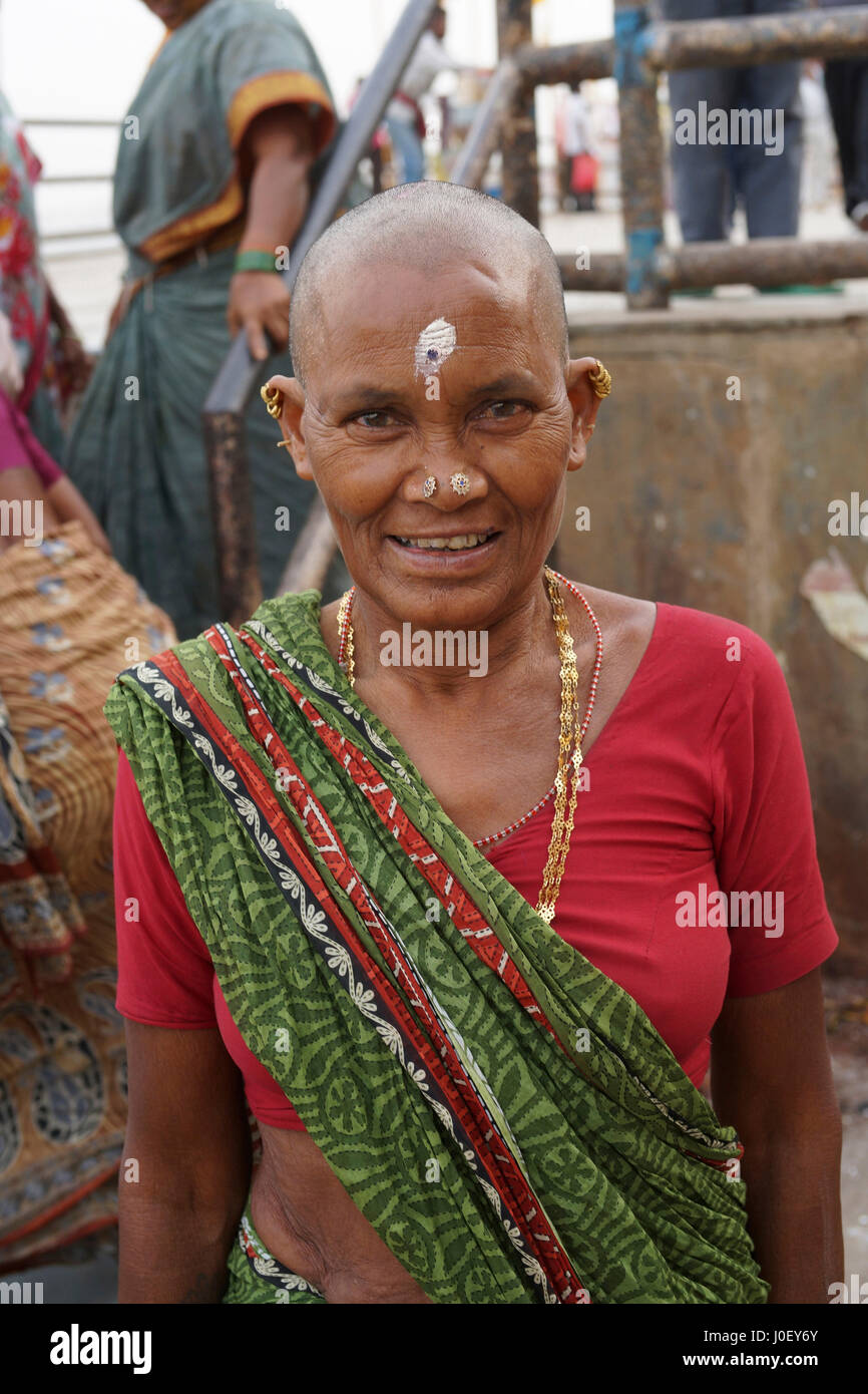 Femme rasée à la tête de rasage, femme chauve, Banaras, Benaras, Varanasi,  Uttar Pradesh, Inde, Asie Photo Stock - Alamy