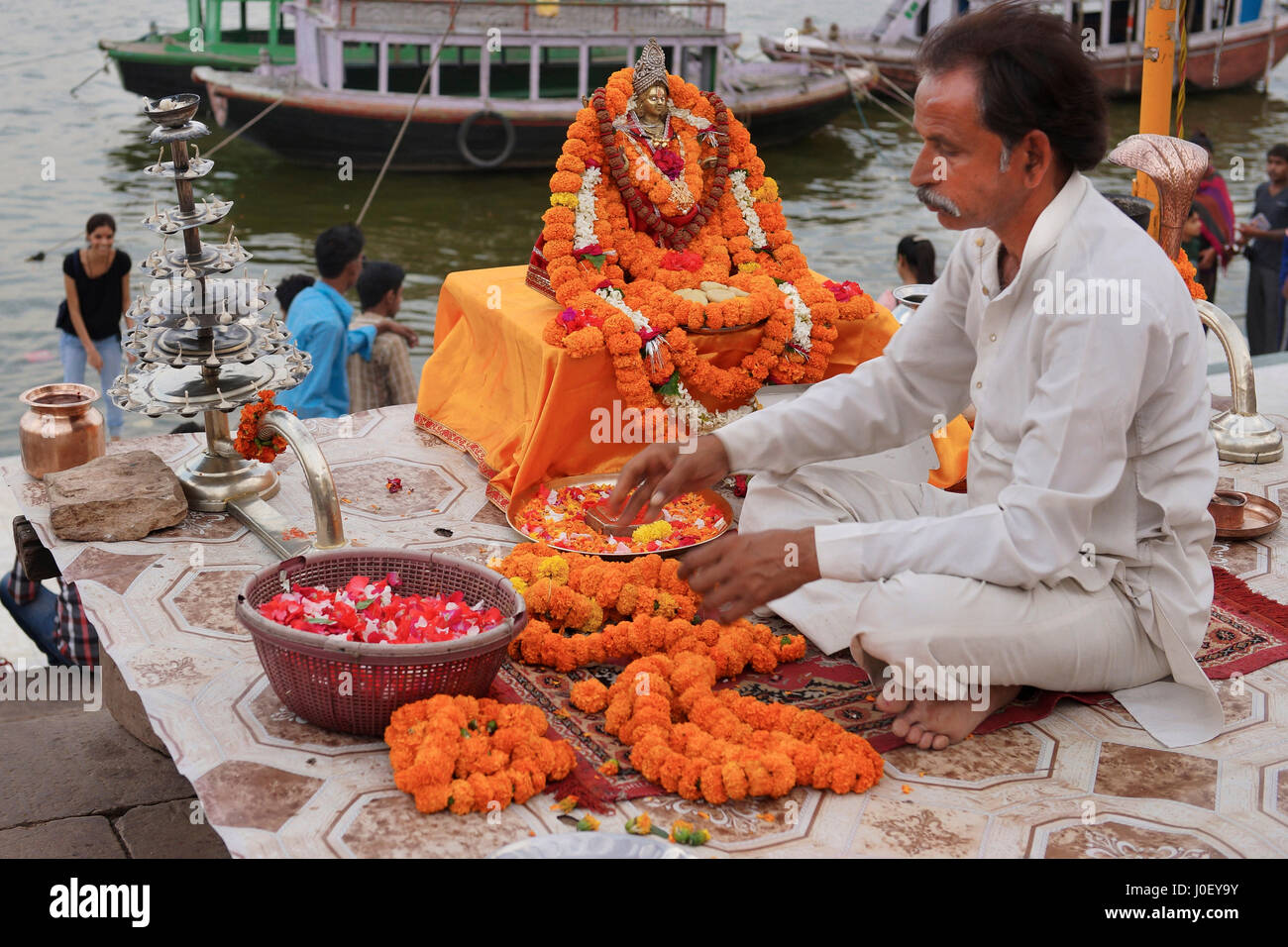 L'idole de la déesse ganga sur ghats, Varanasi, Uttar Pradesh, Inde, Asie Banque D'Images