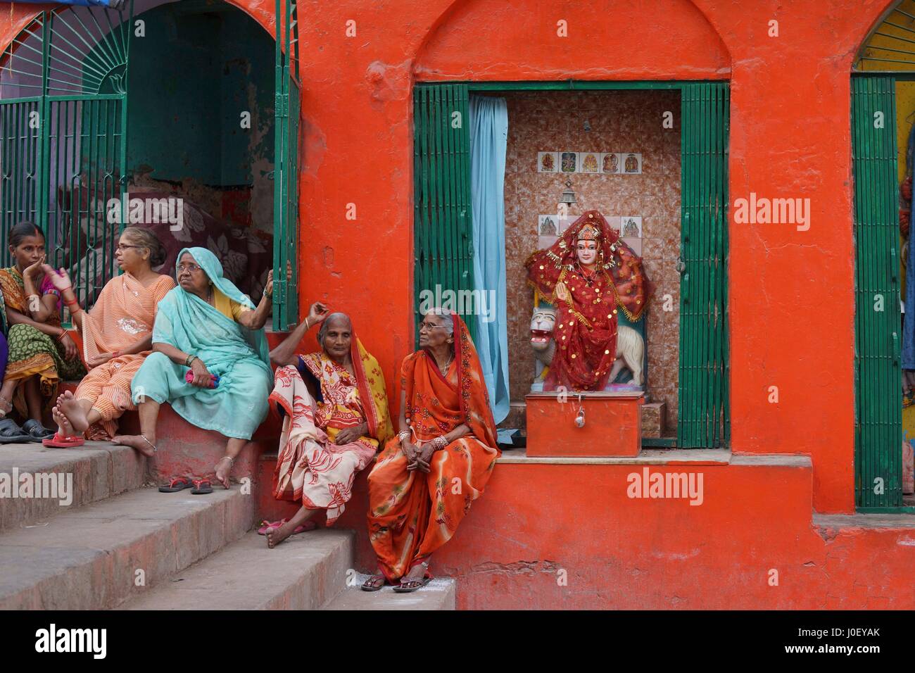 Femmes assises près de la statue de Durga, Varanasi, Uttar Pradesh, Inde, vie indienne Banque D'Images