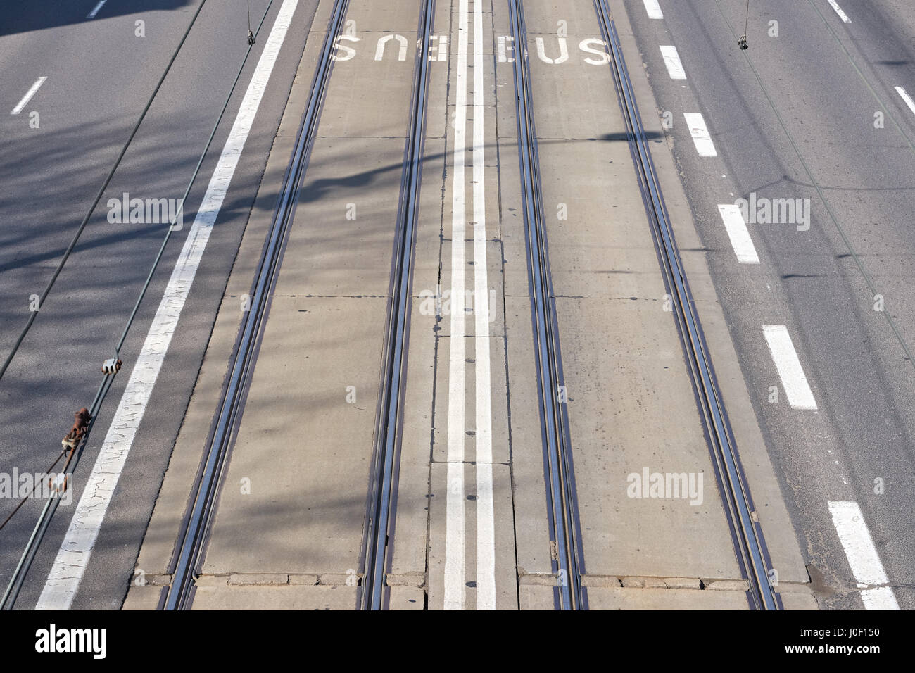 Photo du partage des voies de tramway et de bus dans une ville. Banque D'Images