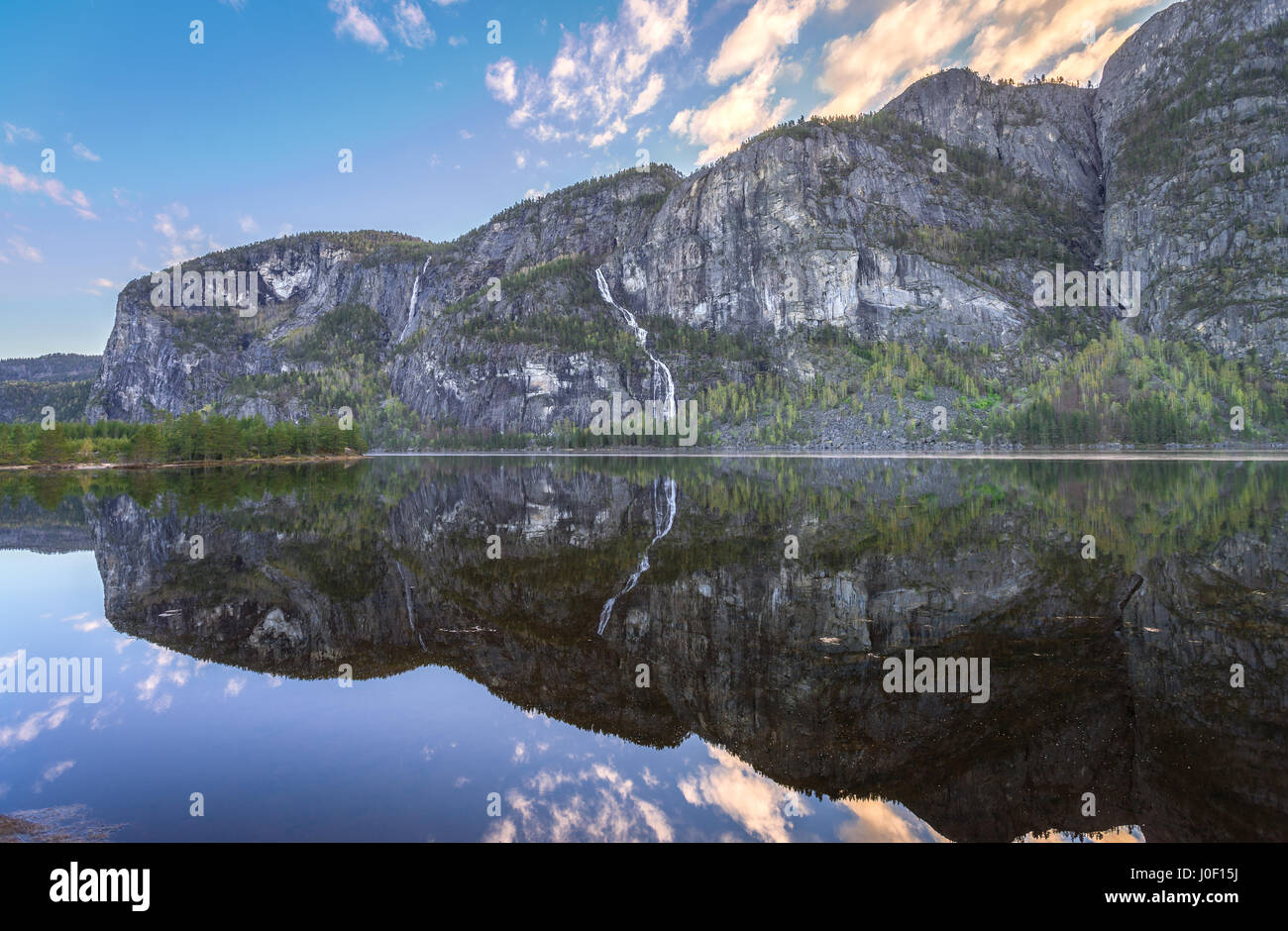 Réflexions de montagnes dans un lac, étang toujours en Norvège, dans le désert Banque D'Images