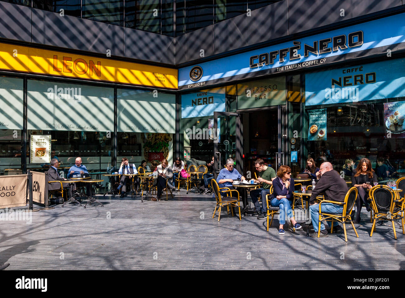 Les gens assis à l'extérieur des cafés au Développement Plus Londres, Londres, Angleterre Banque D'Images