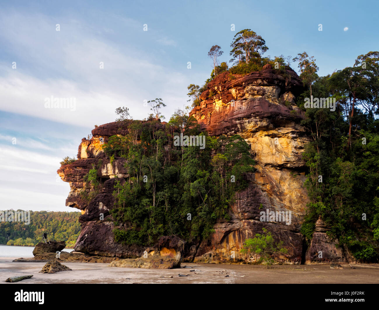 Falaise colorée en parc national de Bako sur Bornéo, Malaisie pendant le coucher du soleil Banque D'Images