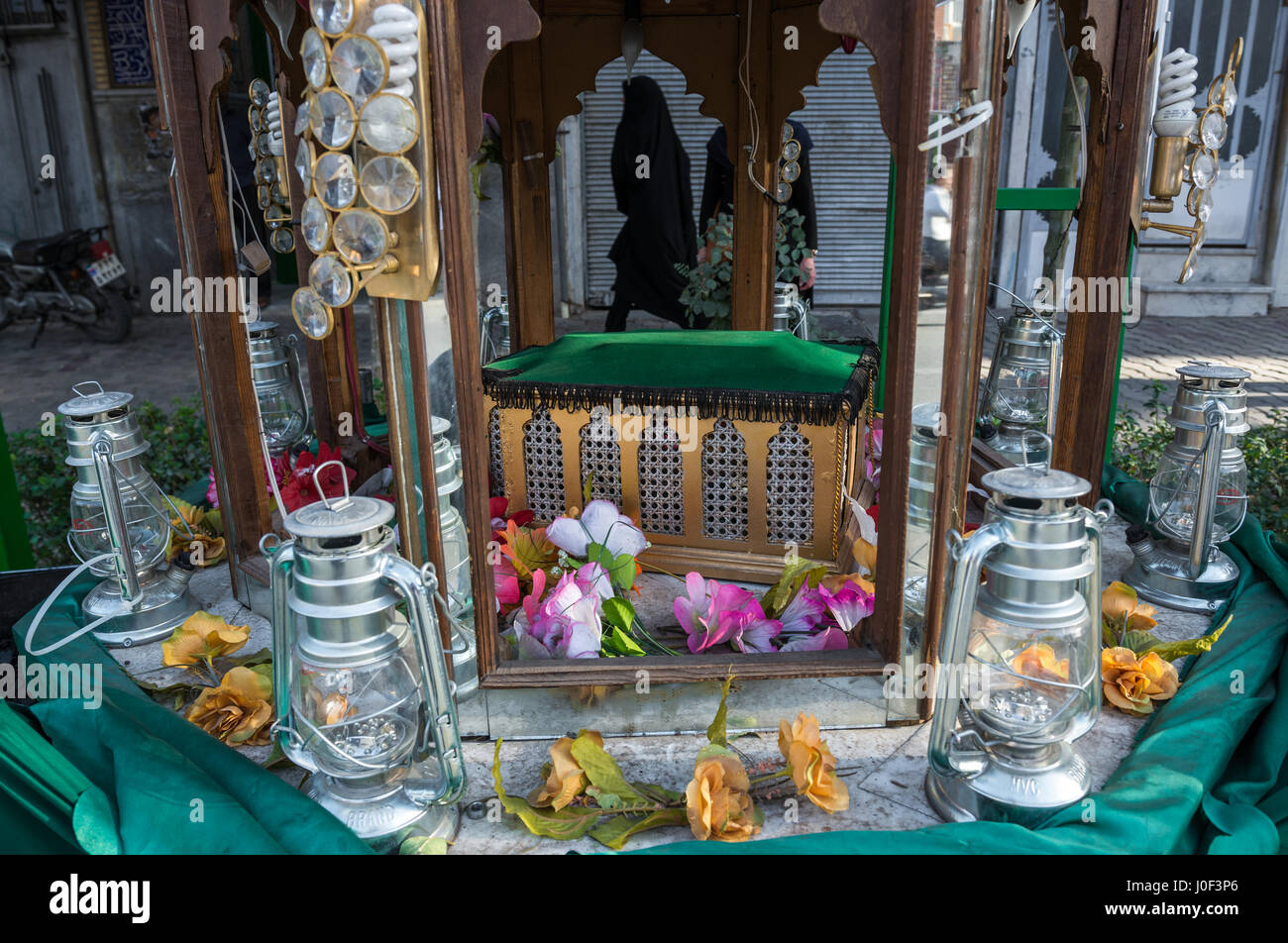 Réplique du tombeau de l'imam Husayn ona rue pendant mois Muharram à Kashan, ville capitale du comté d'Iran Kashan Banque D'Images