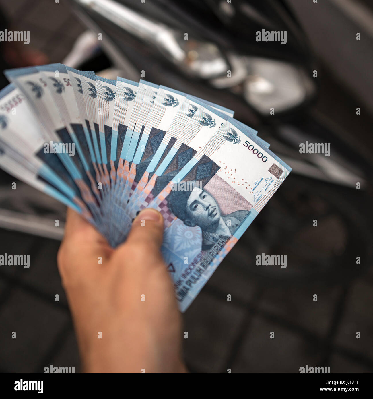 Un million de roupies indonésiennes, l'argent comptant en main. Billets de banque ou des projets de loi Banque D'Images