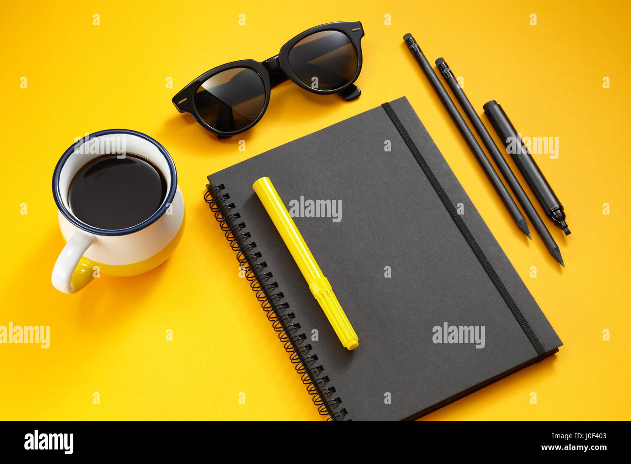 Ordinateur portable noir sur le fond jaune Banque D'Images