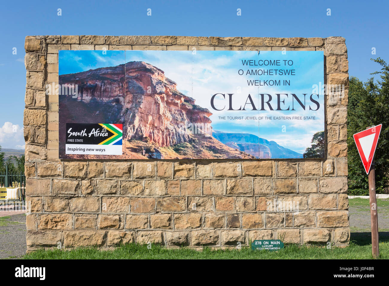 'Bienvenue à Clarens' signe en entrée de ville, Clarens, la Province de l'État libre, Afrique du Sud Banque D'Images