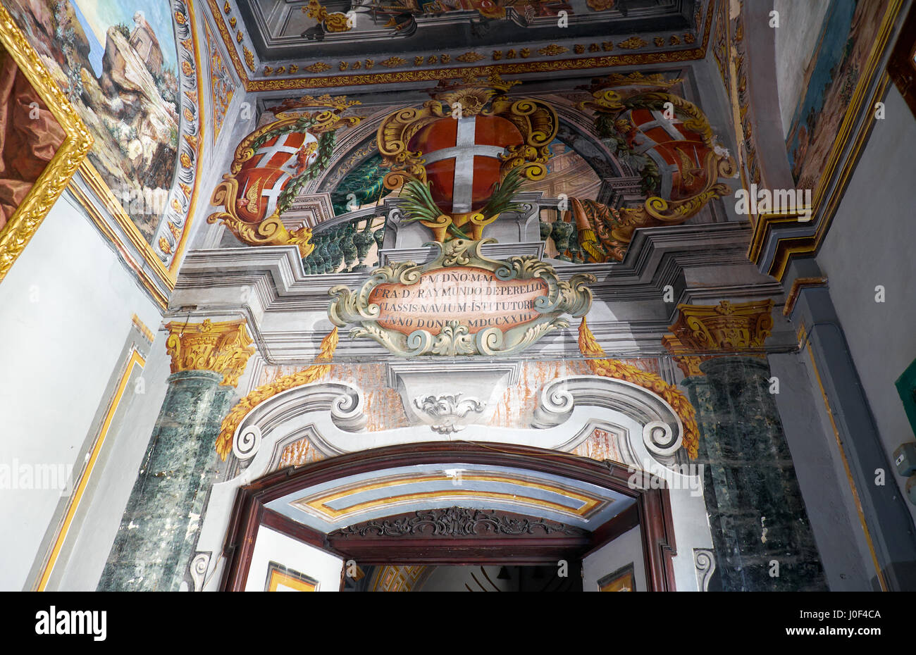 La Valette, MALTE - 31 juillet 2015 : décoration sur la porte avec les armoiries de Antonio de Vilhena, le Grand Maître de l'Ordre de Saint-Jean. Banque D'Images