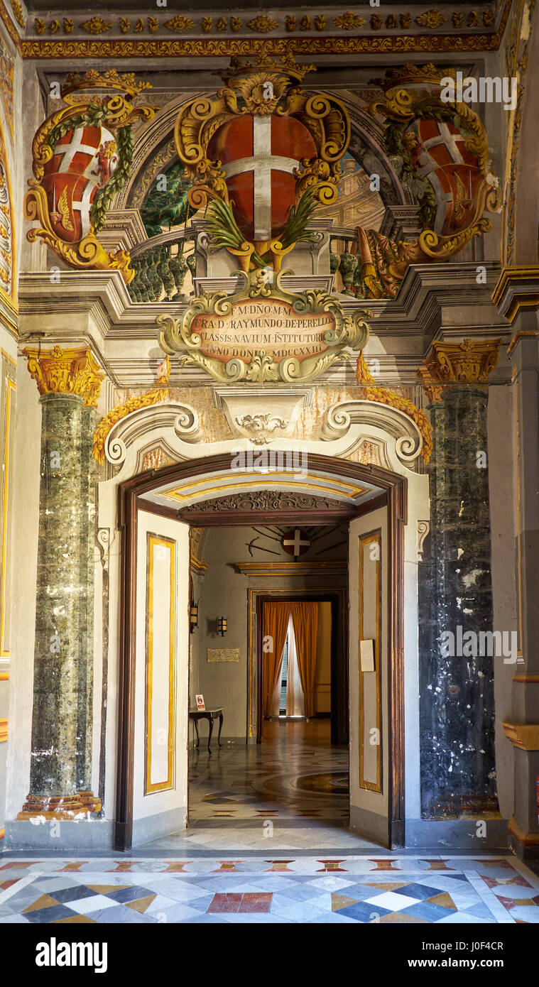 La Valette, MALTE - 31 juillet 2015 : décoration sur la porte avec les armoiries de Antonio de Vilhena, le Grand Maître de l'Ordre de Saint-Jean. Banque D'Images