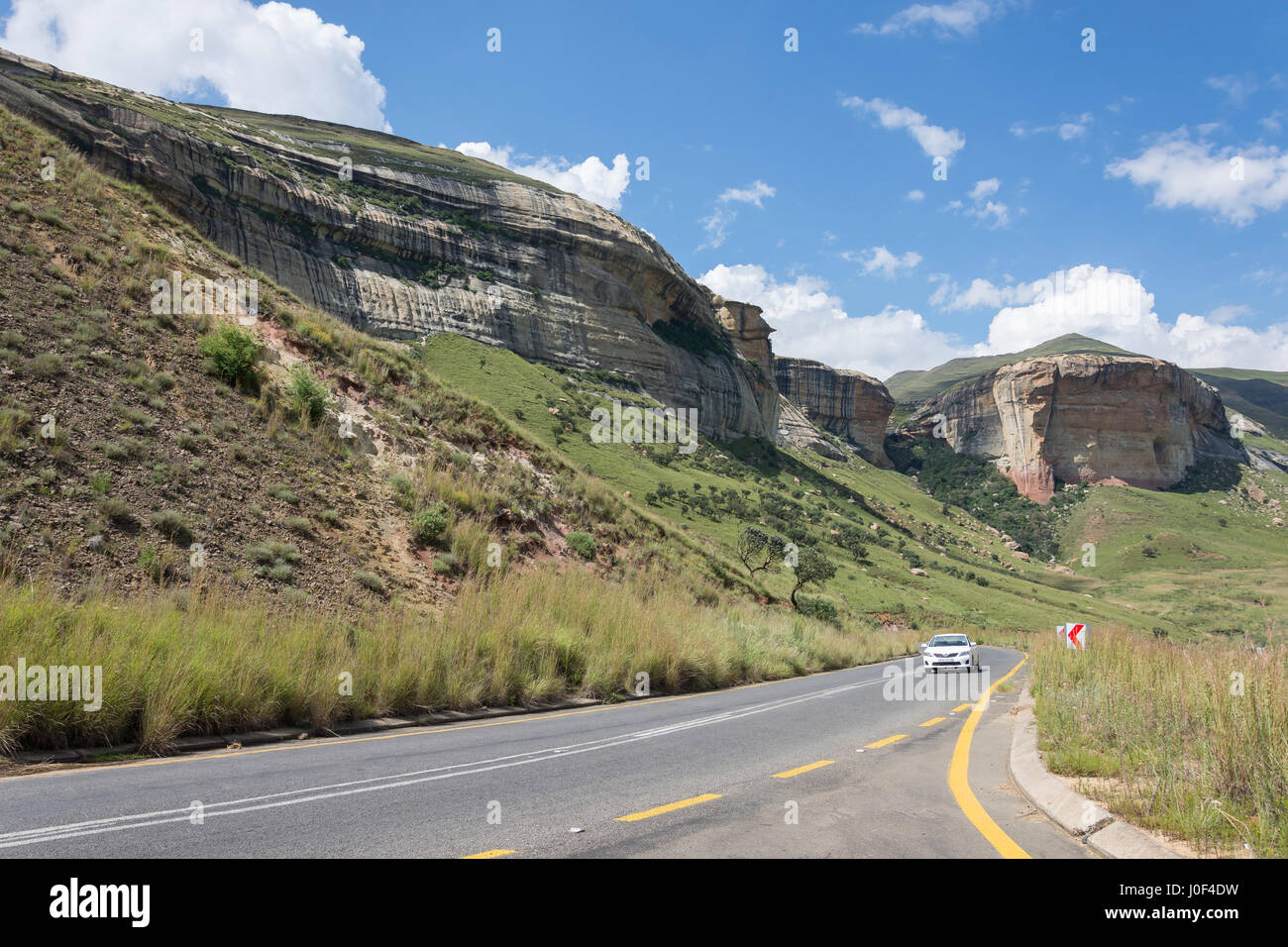 Route à travers les lichens Passer au Golden Gate Highlands National Park, la Province de l'État libre, République d'Afrique du Sud Banque D'Images