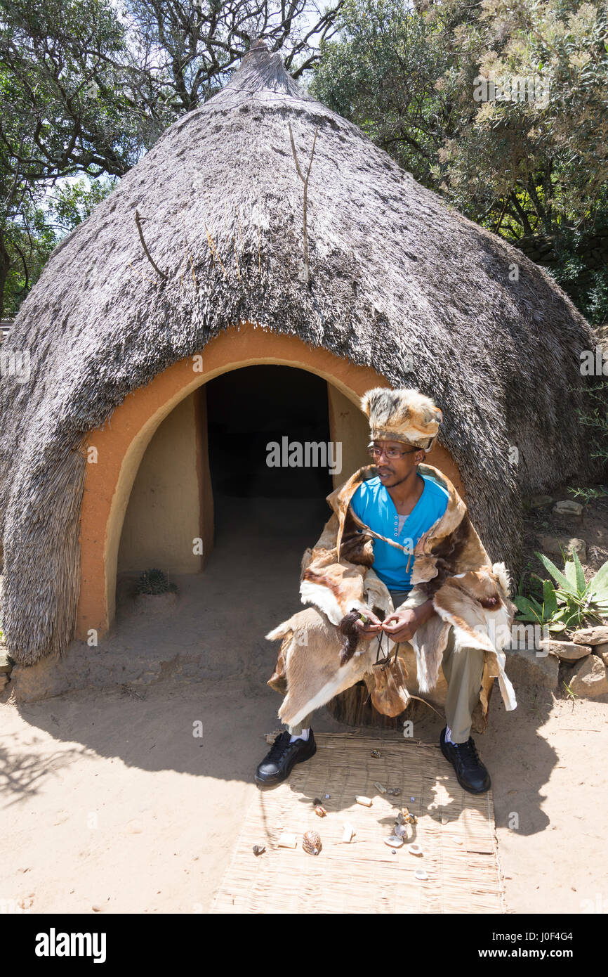 Ngaka Guérisseur traditionnel au Village Culturel Basotho, Golden Gate Highlands National Park, la Province de l'État libre, République d'Afrique du Sud Banque D'Images
